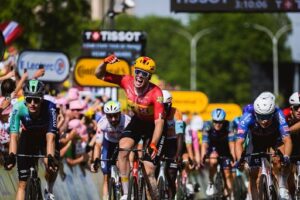Ciclismo, Tour, Waerenskjold trionfa in volata a Nevers