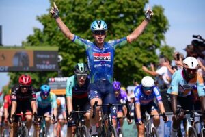 Ciclismo, Merlier cala il tris, Philipsen ancora battuto