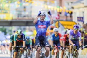 Ciclismo, Philipsen torna al successo. Pogacar resta in giallo