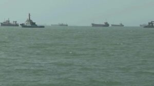 Nave colpita da “proiettile non identificato” a Hormuz, una vittima