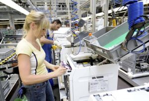 Industria, Istat: a luglio produzione +0,7% su mese, ferma su anno