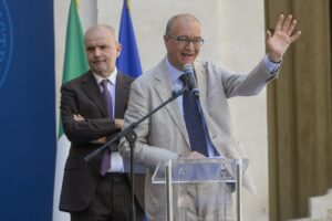 Scuola, Valditara: bambini strumentalizzati per striscioni stile woke