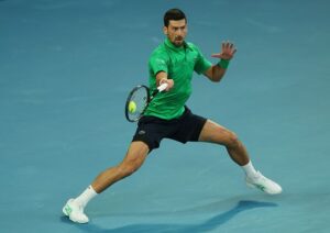 Djokovic ferma Zverev e va in semifinale a Pechino