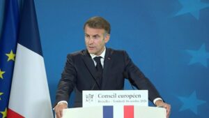 Francia, Macron: chi ha distrutto e saccheggiato “sarà punito”