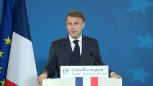 Francia, Macron: saremo intrasigenti, anche divieto assembramenti