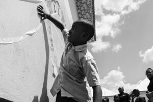 Pistoletto e i bambini della Tanzania, una mostra alla Biennale